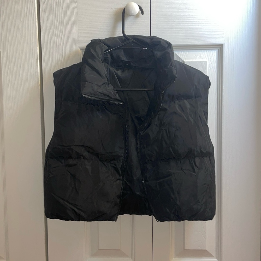 Women’s Black Cropped Puffer Vest, size xs/2